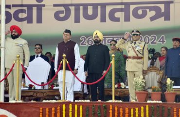 परेड ग्राउंड में गणतंत्र दिवस के अवसर पर राष्ट्रीय ध्वज को फहराते हुए राज्यपाल एवं मुख्यमंत्री।