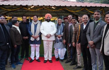 राजभवन में आयोजित स्वल्पाहार कार्यक्रम में मुख्यमंत्री पुष्कर सिंह धामी सहित गणमान्य व्यक्तियों से भेंट करते हुए राज्यपाल।