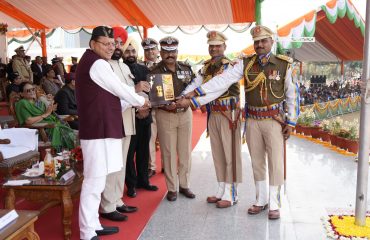 परेड ग्राउंड में गणतंत्र दिवस के अवसर पर परेड करने वाली टुकड़ियों में प्रथम स्थान पर रही सीआरपीएफ को सम्मानित करते हुए राज्यपाल एवं मुख्यमंत्री।