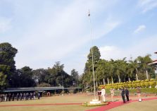 गणतंत्र दिवस के अवसर पर राजभवन में राष्ट्रीय ध्वज को फहराते हुए राज्यपाल।;?>