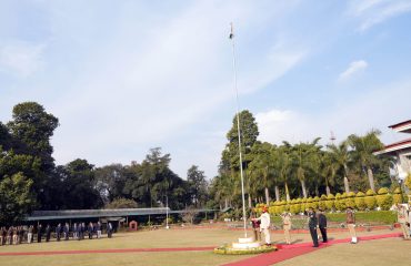 गणतंत्र दिवस के अवसर पर राजभवन में राष्ट्रीय ध्वज को फहराते हुए राज्यपाल।