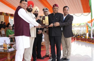 परेड ग्राउंड में गणतंत्र दिवस के अवसर पर प्रदर्शनी में सूचना विभाग की झांकी को प्रथम से सम्मानित करते हुए राज्यपाल एवं मुख्यमंत्री।