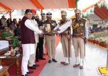 Governor and Chief Minister honoring the CRPF which stood first among the contingents parading on the occasion of Republic Day at the Parade Ground;?>