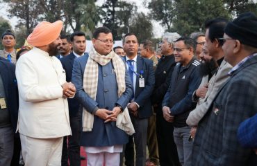 राजभवन में आयोजित स्वल्पाहार कार्यक्रम में मुख्यमंत्री पुष्कर सिंह धामी सहित गणमान्य व्यक्तियों से भेंट करते हुए राज्यपाल।