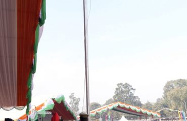 परेड ग्राउंड में गणतंत्र दिवस के अवसर पर राष्ट्रीय ध्वज को फहराते हुए राज्यपाल एवं मुख्यमंत्री।