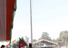 परेड ग्राउंड में गणतंत्र दिवस के अवसर पर राष्ट्रीय ध्वज को फहराते हुए राज्यपाल एवं मुख्यमंत्री।;?>