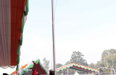 परेड ग्राउंड में गणतंत्र दिवस के अवसर पर राष्ट्रीय ध्वज को फहराते हुए राज्यपाल एवं मुख्यमंत्री।