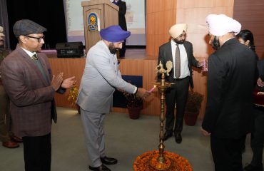 दून इंटरनेशनल स्कूल, पौंधा में ‘परीक्षा पे चर्चा-2024’ कार्यक्रम का दीप प्रज्वलित कर शुभारंभ करते हुए राज्यपाल।