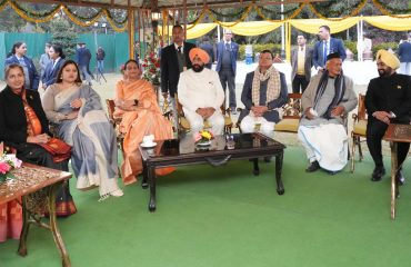 राजभवन में आयोजित स्वल्पाहार कार्यक्रम में मुख्यमंत्री पुष्कर सिंह धामी सहित गणमान्य व्यक्तियों से भेंट करते हुए राज्यपाल।