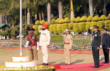 गणतंत्र दिवस के अवसर पर राजभवन में राष्ट्रीय ध्वज को फहराते हुए राज्यपाल।