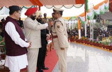 Governor and Chief Minister honoring a police officer for his commendable work on the occasion of Republic Day at the Parade Ground.