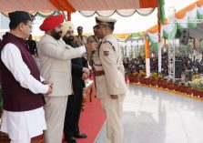 Governor and Chief Minister honoring a police officer for his commendable work on the occasion of Republic Day at the Parade Ground.;?>