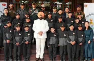 The Governor along with the students of Phobrang area of Union Territory, Ladakh, who came to Raj Bhawan on “Rashtriya Ekta Yatra”.