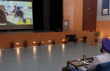 परीक्षा पे चर्चा-2024’ कार्यक्रम को देखते हुए राज्यपाल।