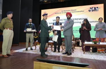 उत्कृष्ट प्रदर्शन करने वाले प्रतिभागियों को पुरस्कृत करते हुए राज्यपाल।