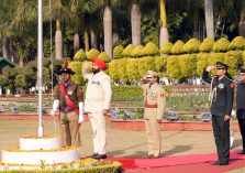 Governor hoisting the national flag at Raj Bhawan on the occasion of Republic Day.;?>