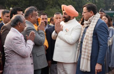राजभवन में आयोजित स्वल्पाहार कार्यक्रम में मुख्यमंत्री पुष्कर सिंह धामी सहित गणमान्य व्यक्तियों से भेंट करते हुए राज्यपाल।