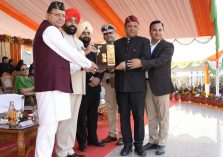 Governor and Chief Minister honoring the tableau of the Information Department as first prize in the exhibition on the occasion of Republic Day at the Parade Ground.;?>
