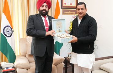 राज्यपाल लेफ्टिनेंट जनरल गुरमीत सिंह (से नि) से शिष्टाचार भेंट करते हुए राज्यसभा सांसद श्री अनिल बलूनी।