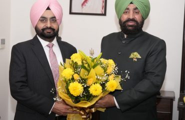 Dr. S.S. Sandhu paying a courtesy call to the Governor on the occasion of completion of his tenure as Chief Secretary.