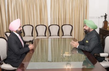 राज्यपाल से मुख्य सचिव के रूप में अपना कार्यकाल पूर्ण होने के अवसर पर शिष्टाचार भेंट करते हुए डॉ. एस.एस.संधु।