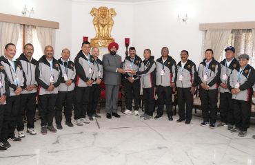 राज्यपाल से शिष्टाचार भेंट करते हुए यूके मास्टर्स स्पोर्ट्स टीम के सदस्य।
