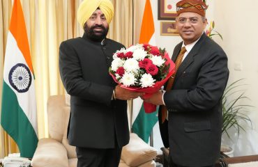 राज्यपाल से भेंट कर जन्मदिन की बधाई एवं शुभकामनाएं देते हुए कुलपति वीर माधो सिंह भण्डारी उत्तराखण्ड प्रौद्योगिकी विश्वविद्यालय, देहरादून प्रो0 ओंकार सिंह।