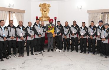 राज्यपाल से शिष्टाचार भेंट करते हुए यूके मास्टर्स स्पोर्ट्स टीम के सदस्य।
