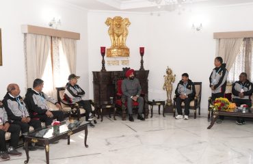 राज्यपाल से शिष्टाचार भेंट करते हुए यूके मास्टर्स स्पोर्ट्स टीम के सदस्य।