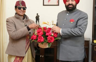 राज्यपाल से शिष्टाचार भेंट करती हुईं नवनियुक्त मुख्य सचिव श्रीमती राधा रतूड़ी।