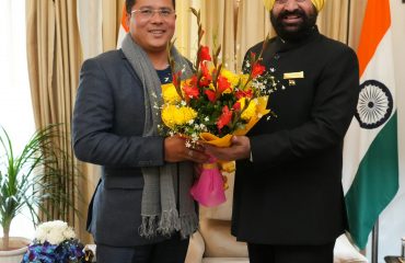 राज्यपाल से भेंट कर जन्मदिन की बधाई एवं शुभकामनाएं देते हुए विधायक कपकोट, बागेश्वर सुरेश गड़िया।