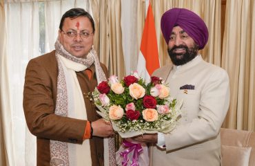 राज्यपाल से भेंट कर जन्मदिन की बधाई एवं शुभकामनाएं देते हुए मुख्यमंत्री श्री पुष्कर सिंह धामी।