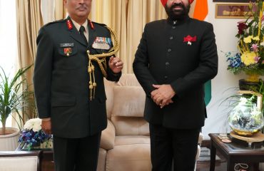 राज्यपाल से शिष्टाचार भेंट करते हुए आईएमए के नवनियुक्त कमांडेंट लेफ्टिनेंट जनरल संदीप जैन।