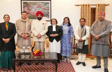 राज्यपाल लेफ्टिनेंट जनरल गुरमीत सिंह (से नि) एवं मुख्यमंत्री श्री पुष्कर सिंह धामी के साथ उत्तराखण्ड उच्च न्यायालय की नवनियुक्त मुख्य न्यायाधीश जस्टिस कुमारी ऋतु बाहरी।