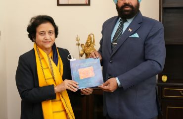 राज्यपाल से शिष्टाचार भेंट करती हुईं एम्स ऋषिकेश की निदेशक प्रो. मीनू सिंह।