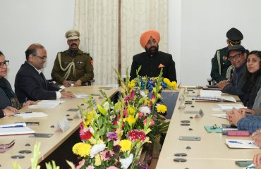राजभवन में होने वाले वसंतोत्सव-2024 के संबंध में अधिकारियों के साथ बैठक करते हुए राज्यपाल।