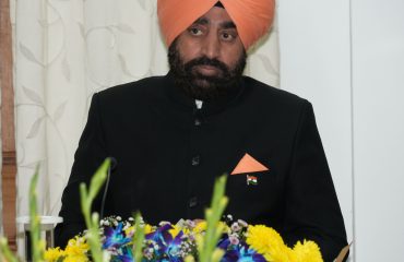 राजभवन में होने वाले वसंतोत्सव-2024 के संबंध में अधिकारियों के साथ बैठक करते हुए राज्यपाल।