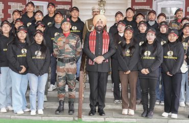 राजभवन में ‘‘राष्ट्रीय एकता यात्रा’’ पर आए कोहिमा, नागालैंड के छात्र-छात्राओं के साथ राज्यपाल।
