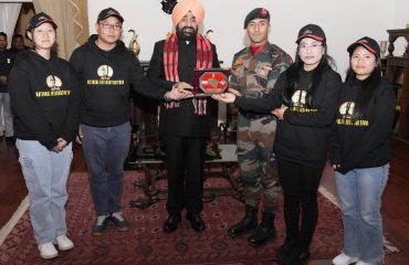राजभवन में ‘‘राष्ट्रीय एकता यात्रा’’ पर आए कोहिमा, नागालैंड के छात्र-छात्राओं को सम्मानित करते हुए राज्यपाल।