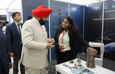 डीईएफएसएटी DefSAT 2024 कार्यक्रम में लगी प्रदर्शनी का अवलोकन करते हुए राज्यपाल।
