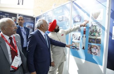 डीईएफएसएटी DefSAT 2024 कार्यक्रम में लगी प्रदर्शनी का अवलोकन करते हुए राज्यपाल।