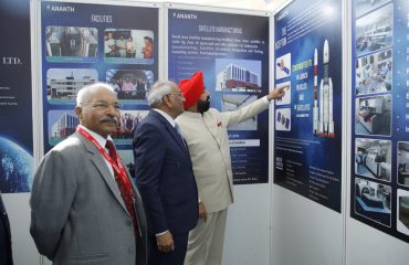डीईएफएसएटी DefSAT 2024 कार्यक्रम में लगी प्रदर्शनी का अवलोकन करते हुए राज्यपाल।