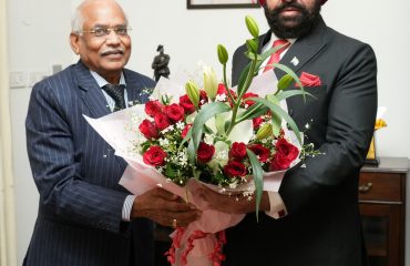 राज्यपाल से शिष्टाचार भेंट करते हुए कोर विश्वविद्यालय रुड़की के कुलाधिपति श्री जे. सी. जैन।