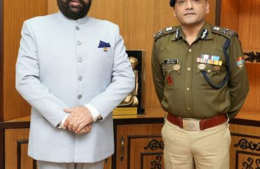 राज्यपाल लेफ्टिनेंट जनरल गुरमीत सिंह (से नि) से शिष्टाचार भेंट करते हुए पुलिस महानिदेशक श्री अभिनव कुमार।