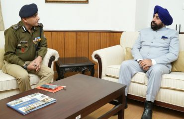 राज्यपाल लेफ्टिनेंट जनरल गुरमीत सिंह (से नि) से शिष्टाचार भेंट करते हुए पुलिस महानिदेशक श्री अभिनव कुमार।