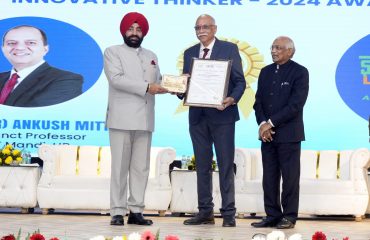 कोर विश्वविद्यालय, रूड़की में आयोजित कार्यक्रम में शिक्षा के क्षेत्र में उत्कृष्ट कार्य कर रहे शिक्षाविदों को सम्मानित करते हुए राज्यपाल।