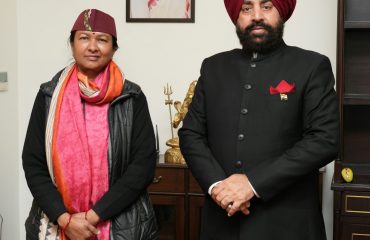 राज्यपाल से शिष्टाचार भेंट करती हुईं मुख्य सचिव श्रीमती राधा रतूड़ी।