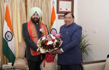 राज्यपाल से शिष्टाचार भेंट करते हुए राज्य सभा सांसद श्री नरेश बंसल।