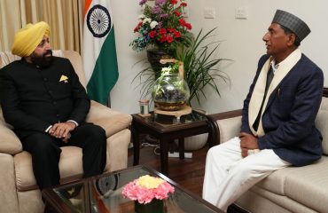 राज्यपाल से शिष्टाचार भेंट करते हुए विधायक डीडीहाट, पिथौरागढ़ श्री बिशन सिंह चुफाल।