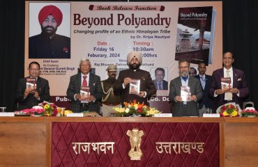 ’बियॉन्ड पॉलीएंड्री- चेंजिंग प्रोफाइल ऑफ एन एथनिक हिमालयन ट्राइब’ पुस्तक का विमोचन करते हुए राज्यपाल।